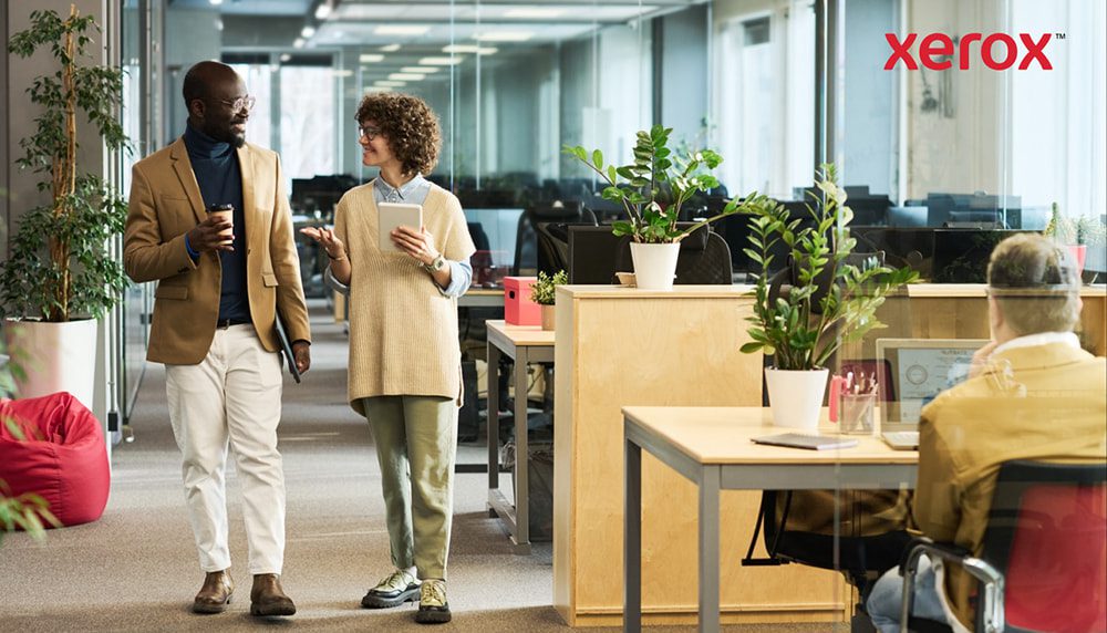 Deux professionnels marchant et discutant dans un bureau moderne Deux professionnels marchant et discutant dans un bureau moderne