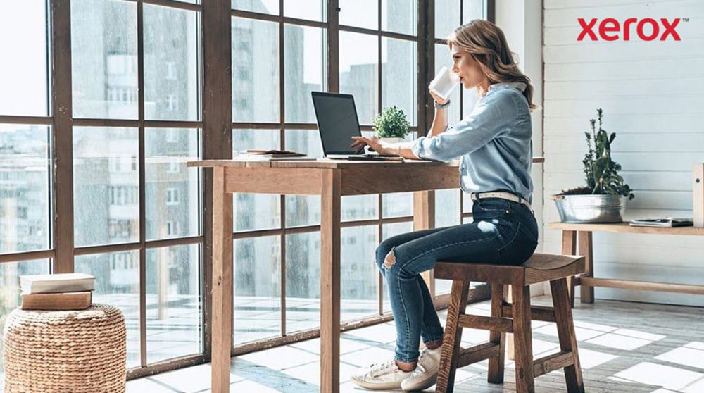 Une femme assise à un bureau, utilisant un ordinateur portable, faisant preuve de concentration et de productivité. Une femme assise à un bureau, utilisant un ordinateur portable, faisant preuve de concentration et de productivité.